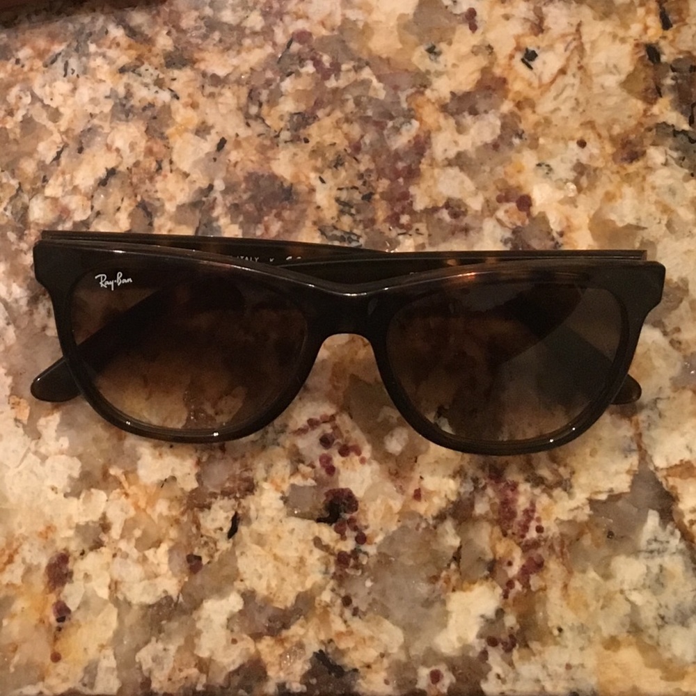 Ray-Ban Sunglasses - Picture 4 of 4